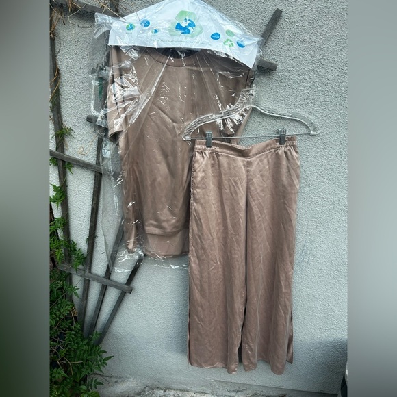 ❌SOLD❌Lunya Washable Silk Tee Pant Set in Otium Tan - Picture 8 of 9
